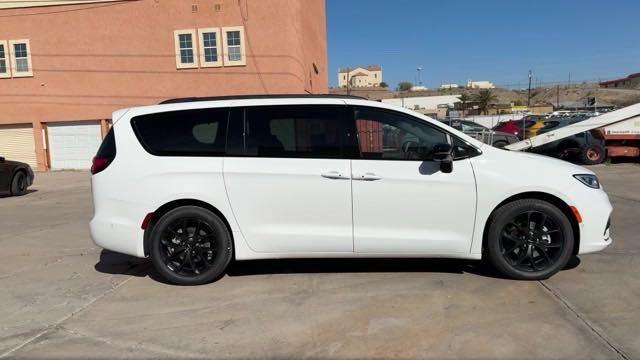 new 2024 Chrysler Pacifica car, priced at $45,827