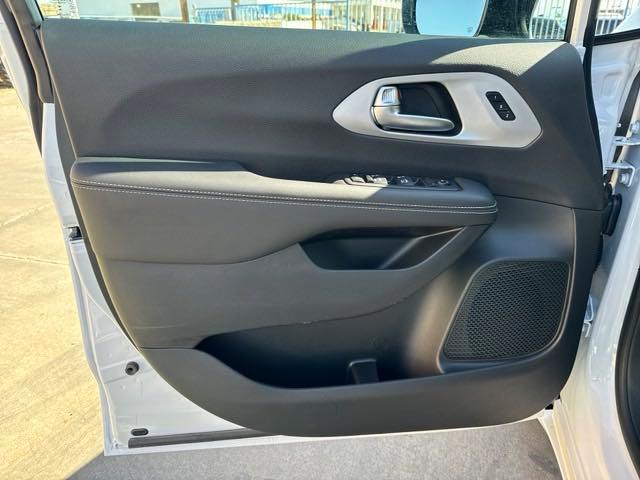 new 2024 Chrysler Pacifica car, priced at $46,327