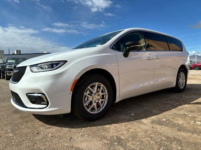 new 2024 Chrysler Pacifica car, priced at $39,836