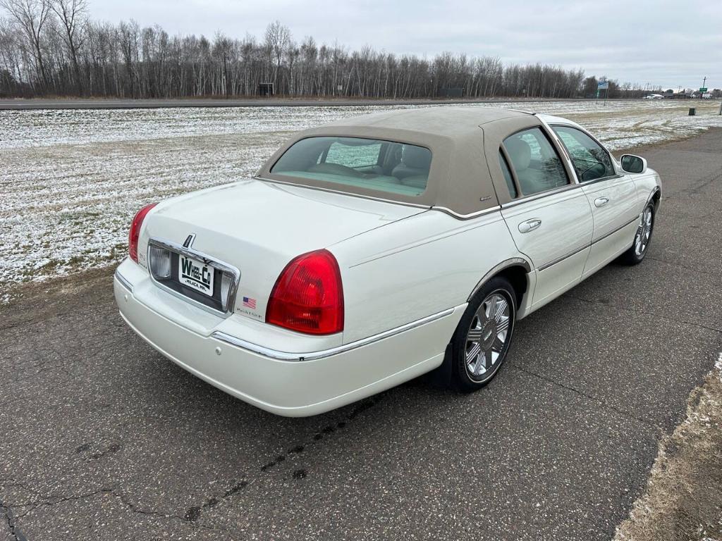 used 2004 Lincoln Town Car car, priced at $10,950