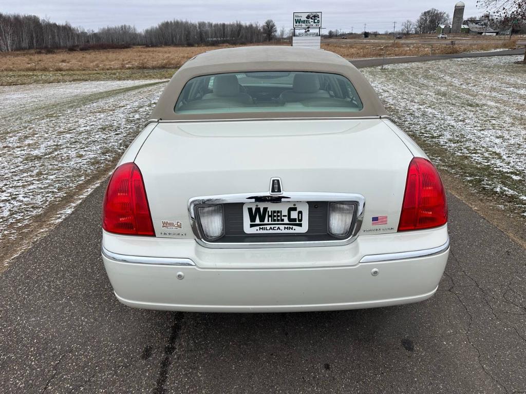 used 2004 Lincoln Town Car car, priced at $10,950