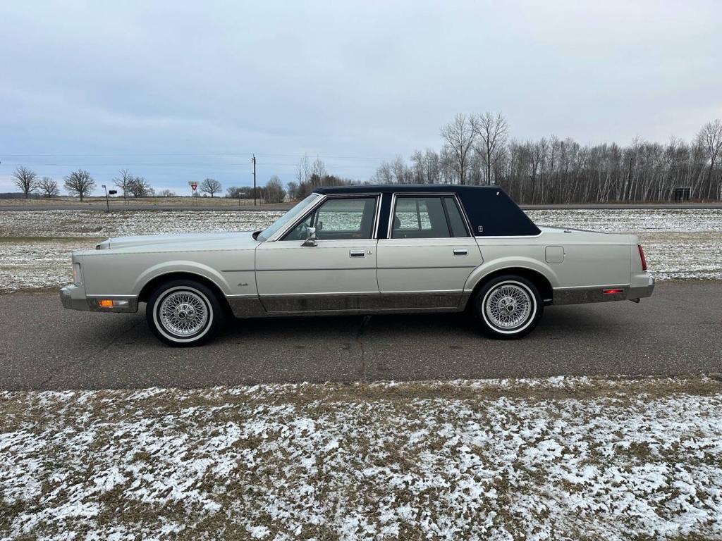 used 1988 Lincoln Town Car car, priced at $10,950