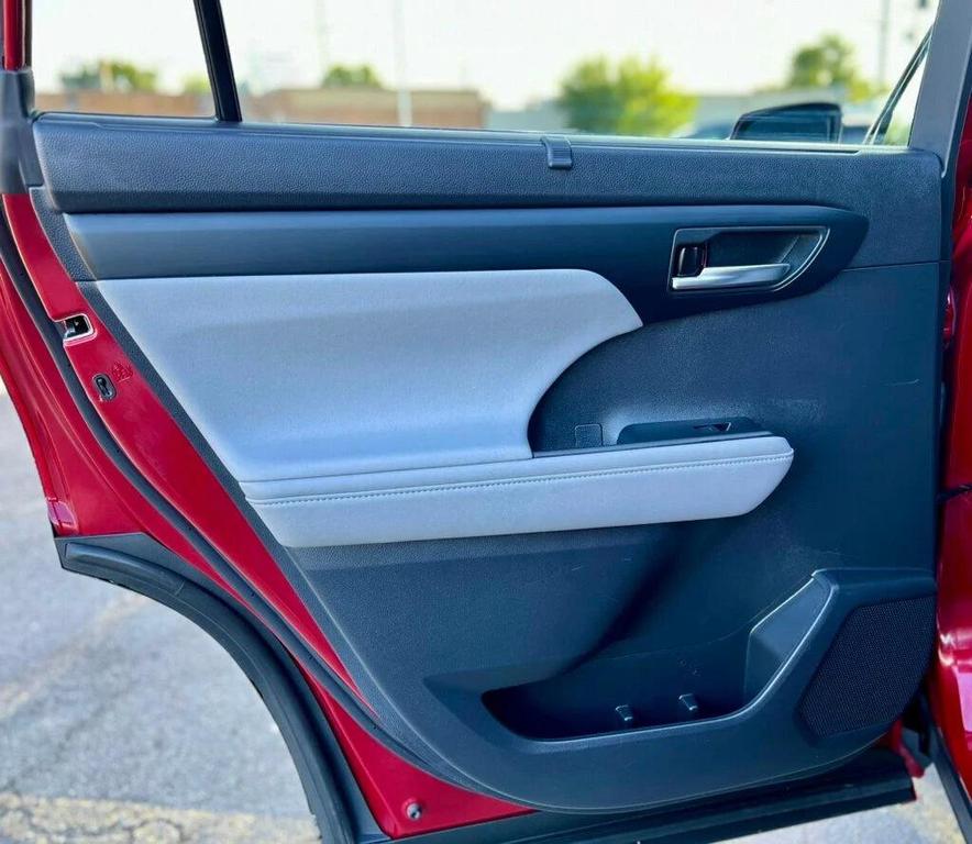 used 2021 Toyota Highlander Hybrid car, priced at $32,500