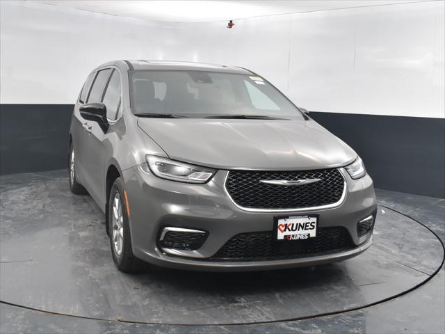 new 2025 Chrysler Pacifica car, priced at $44,489