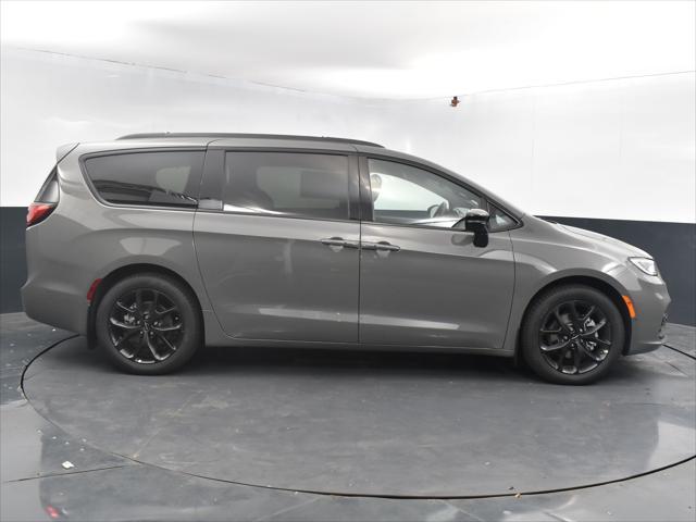 new 2024 Chrysler Pacifica car, priced at $48,926