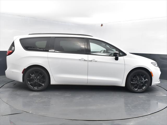 new 2024 Chrysler Pacifica car, priced at $50,217