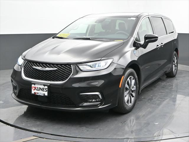 used 2023 Chrysler Pacifica Hybrid car