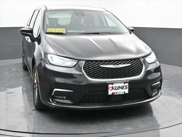 used 2023 Chrysler Pacifica Hybrid car