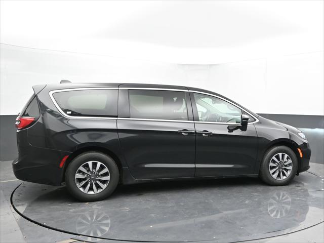 used 2023 Chrysler Pacifica Hybrid car