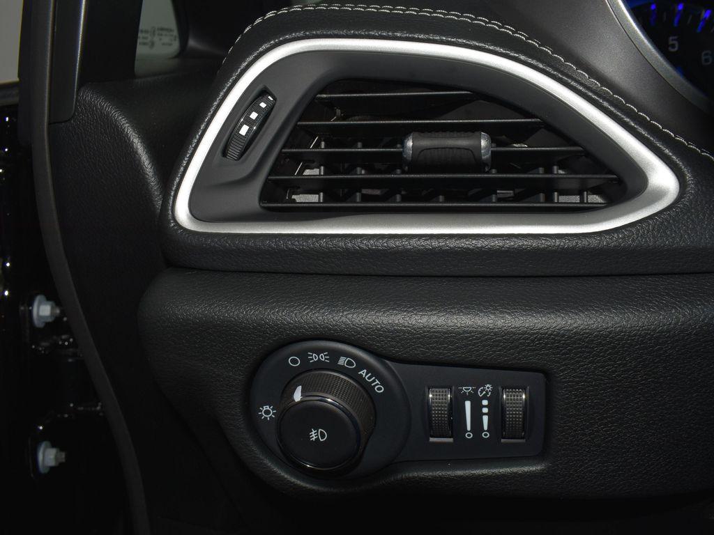 new 2025 Chrysler Pacifica car, priced at $39,647