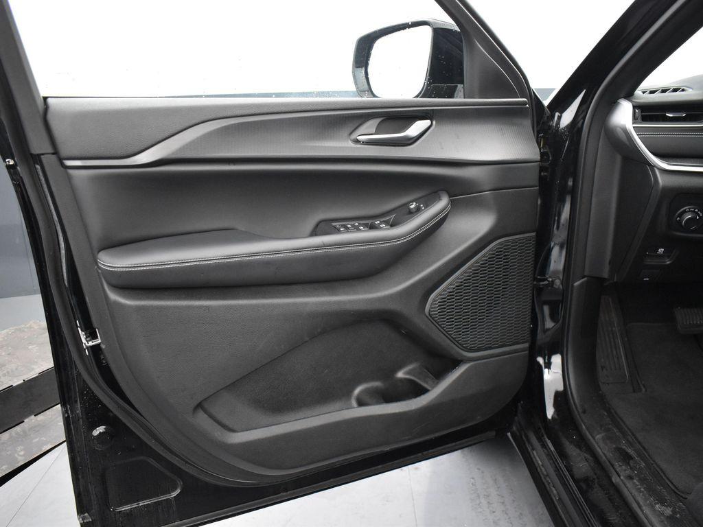 used 2023 Jeep Grand Cherokee car, priced at $33,110