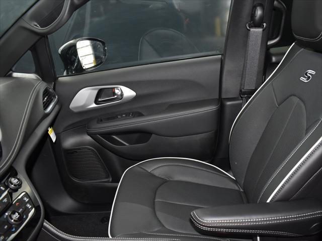 new 2025 Chrysler Pacifica car, priced at $59,152