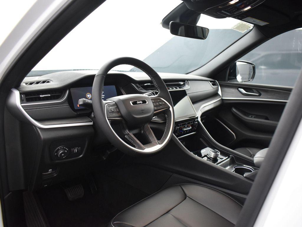 new 2025 Jeep Grand Cherokee car, priced at $50,444