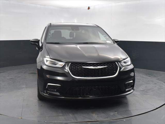 new 2025 Chrysler Pacifica car, priced at $41,024