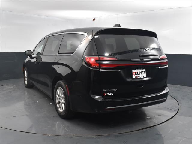 new 2025 Chrysler Pacifica car, priced at $41,024