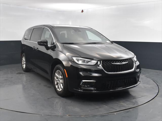 new 2025 Chrysler Pacifica car, priced at $41,024