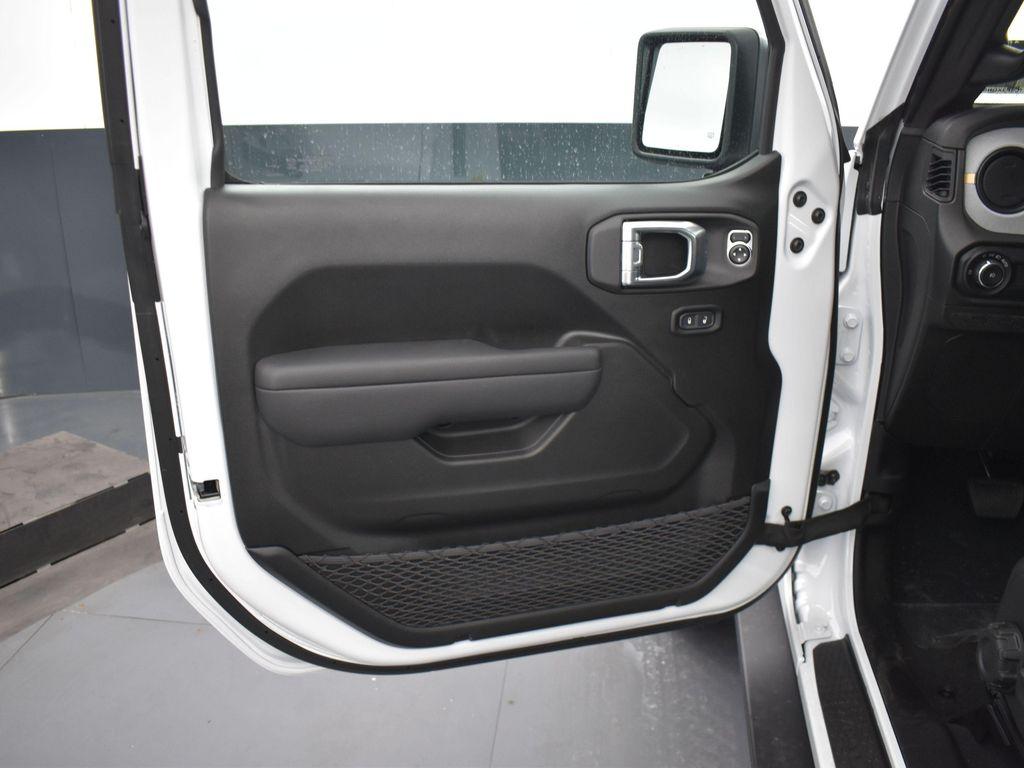 new 2025 Jeep Wrangler car, priced at $46,421