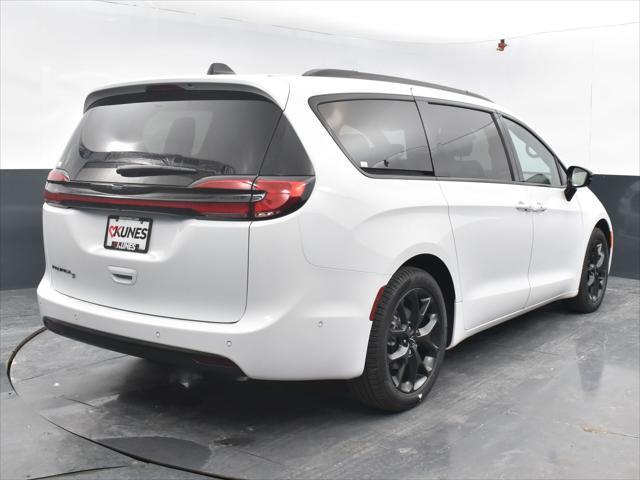 new 2024 Chrysler Pacifica car, priced at $42,578