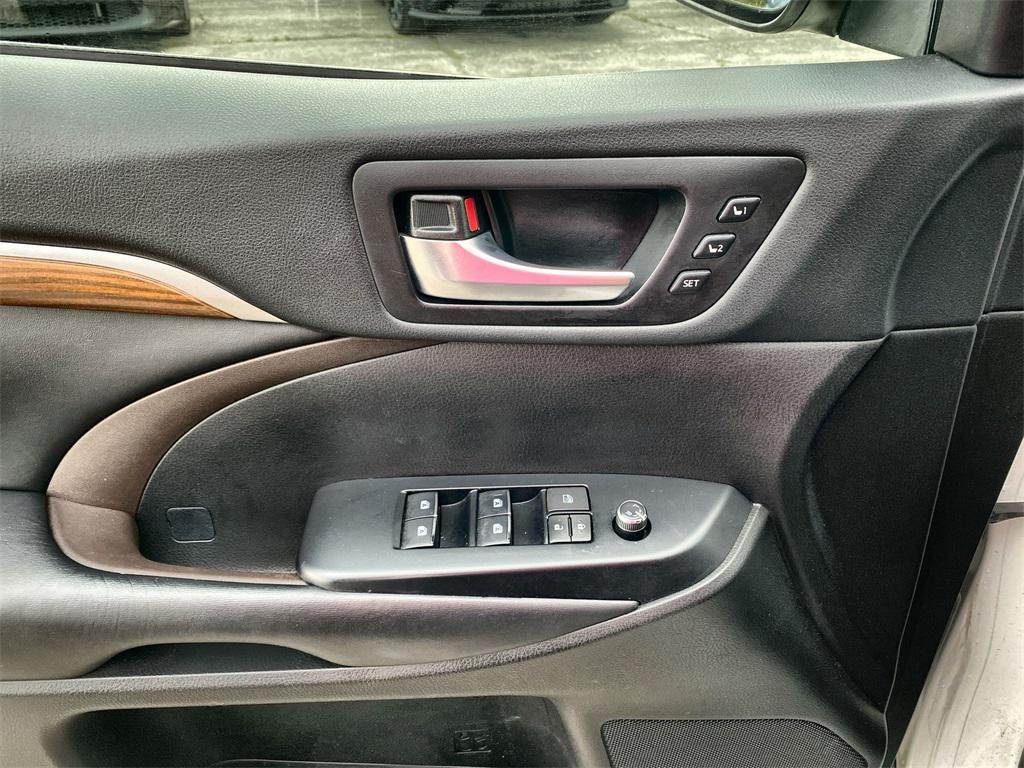 used 2018 Toyota Highlander Hybrid car, priced at $27,809