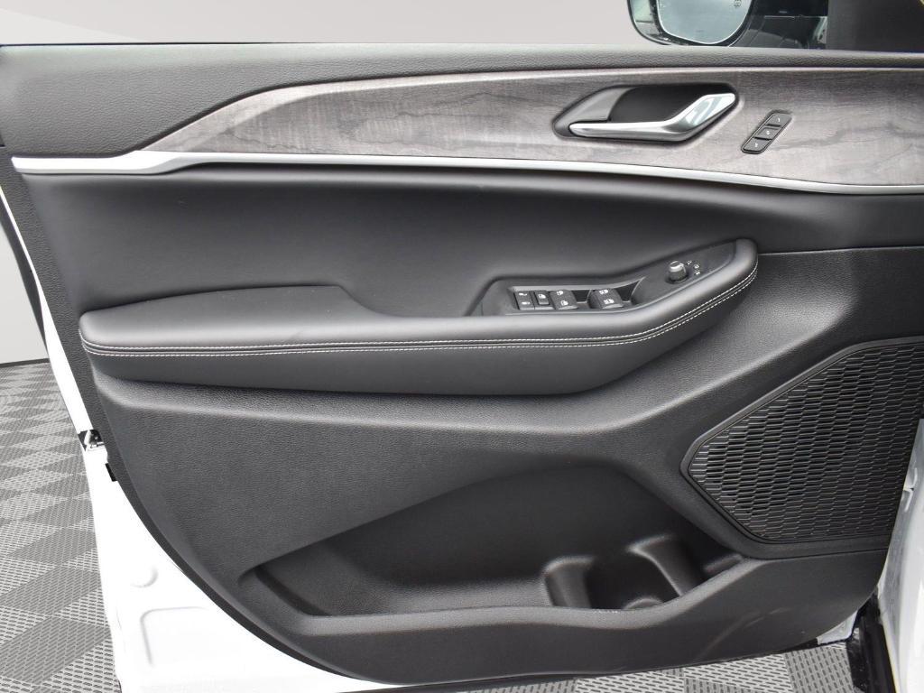 new 2025 Jeep Grand Cherokee car, priced at $42,235