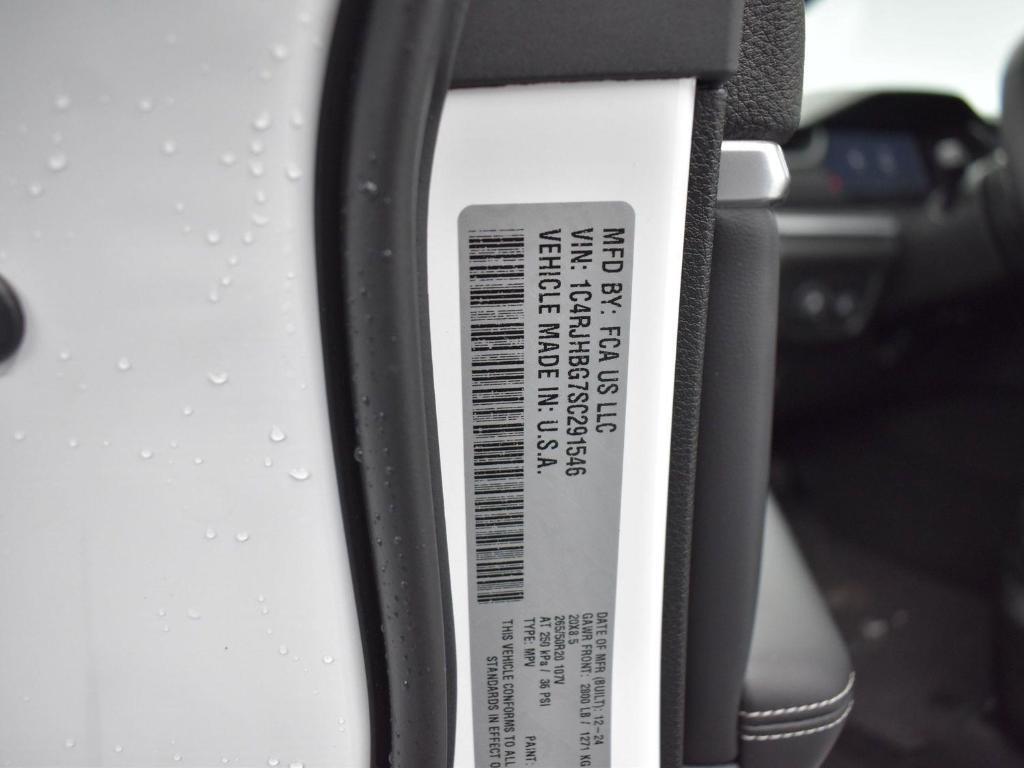 new 2025 Jeep Grand Cherokee car, priced at $42,235