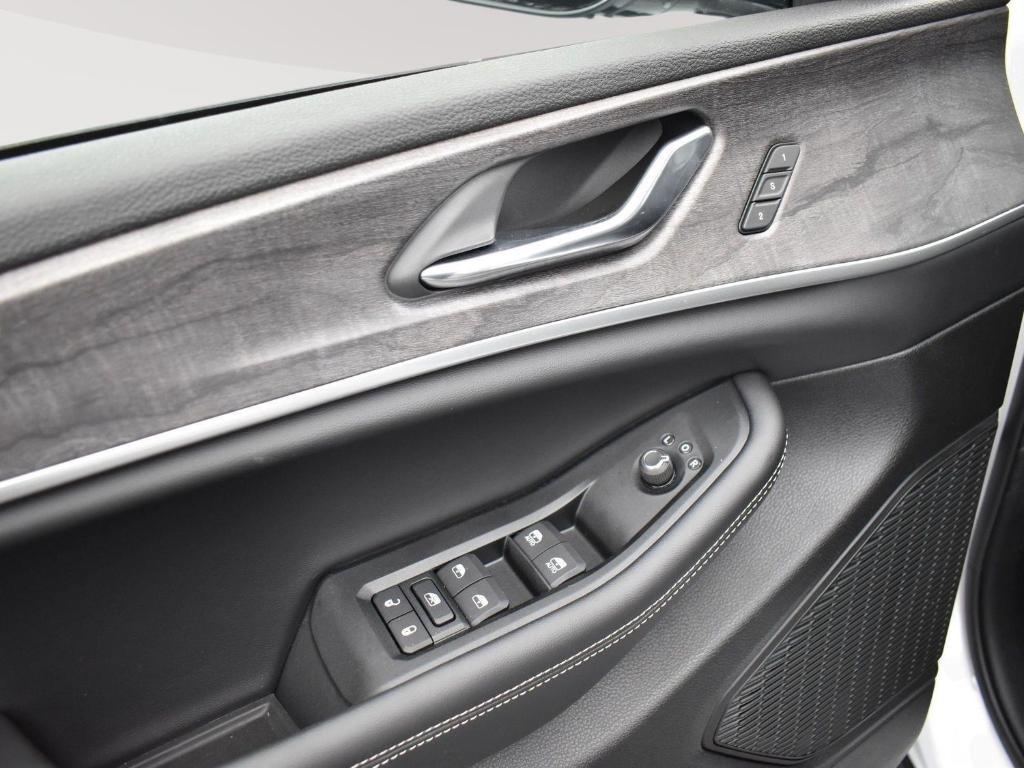 new 2025 Jeep Grand Cherokee car, priced at $42,235