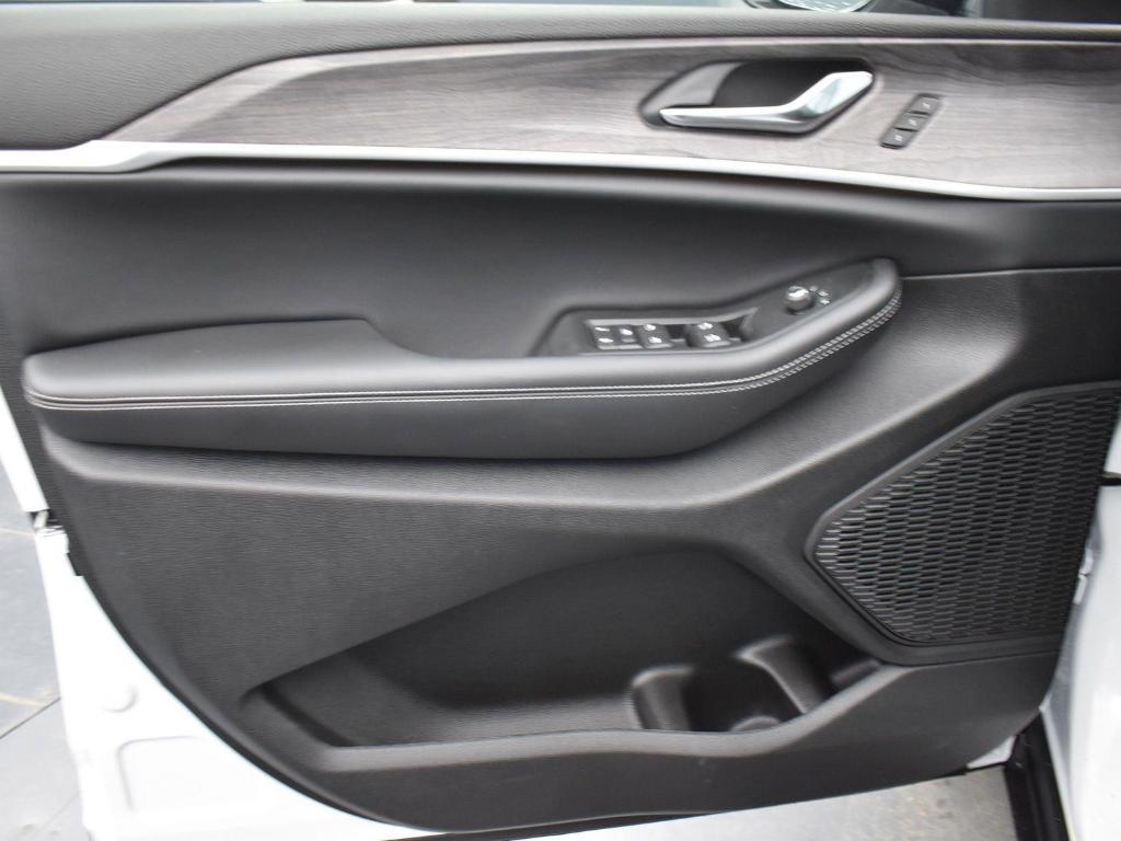 new 2025 Jeep Grand Cherokee car, priced at $44,734