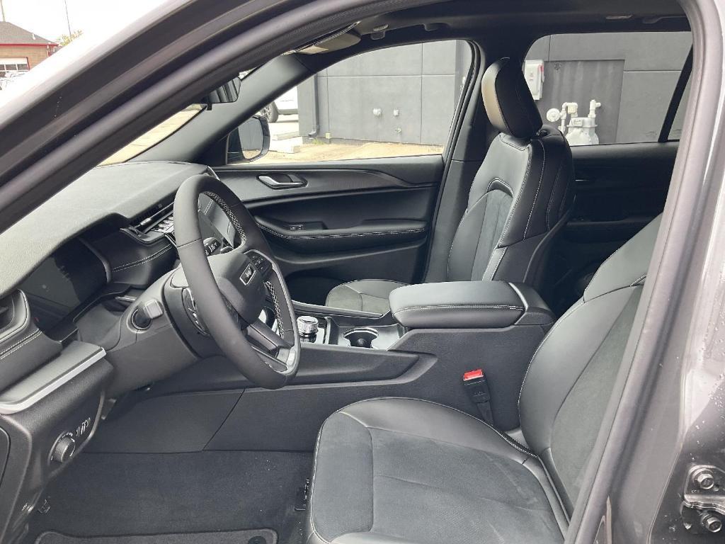 new 2025 Jeep Grand Cherokee car, priced at $42,002