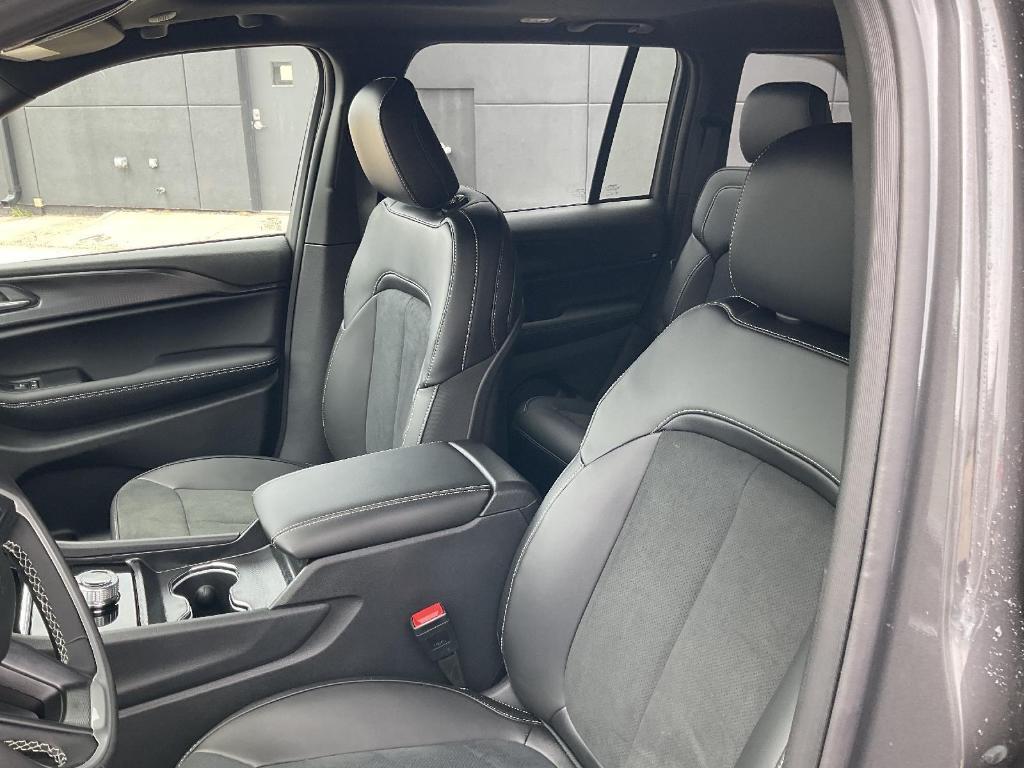 new 2025 Jeep Grand Cherokee car, priced at $42,002