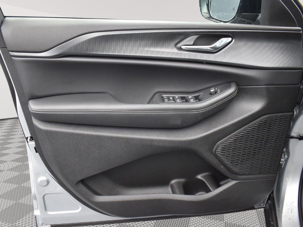 new 2025 Jeep Grand Cherokee L car, priced at $42,674