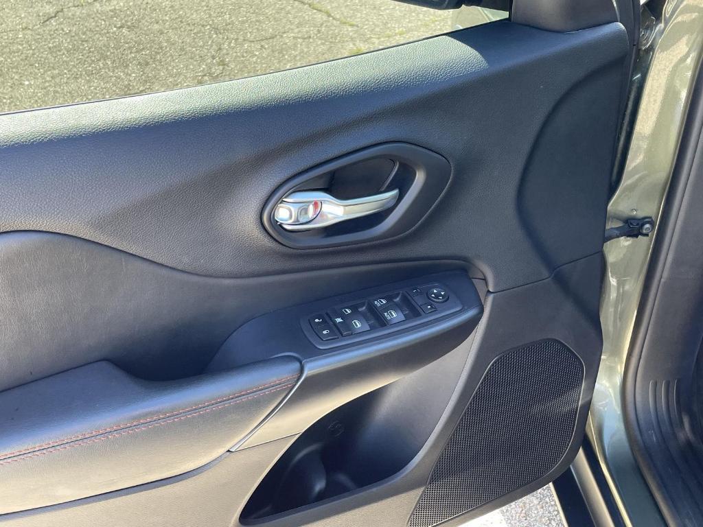 used 2020 Jeep Cherokee car, priced at $23,324