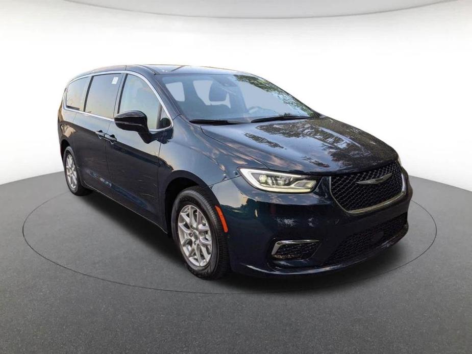 new 2024 Chrysler Pacifica car, priced at $50,015