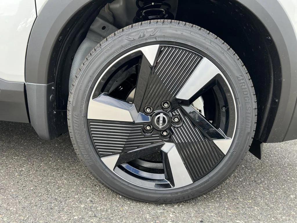 new 2025 Nissan Kicks car, priced at $27,999