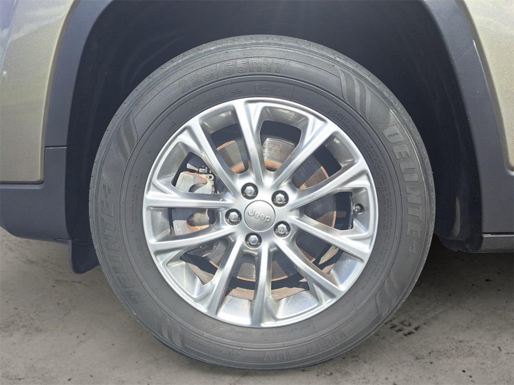 used 2019 Jeep Cherokee car, priced at $17,995