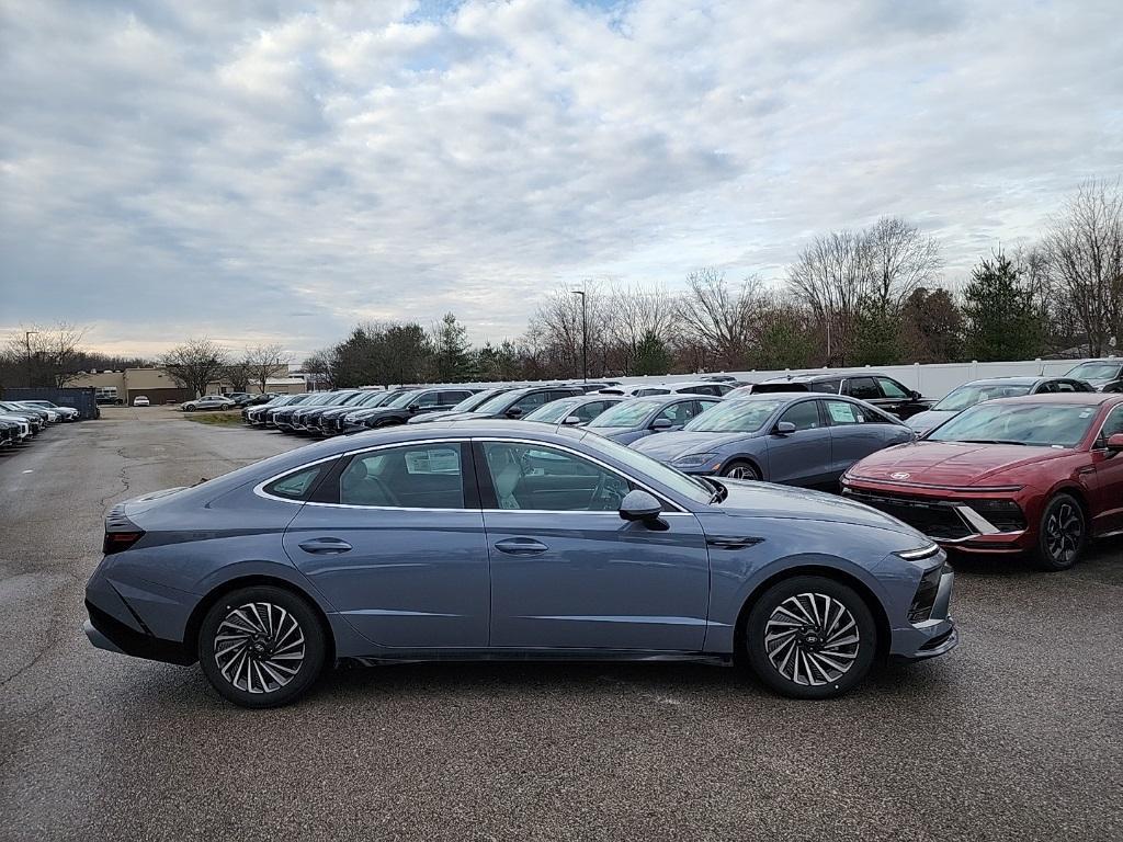 new 2025 Hyundai Sonata Hybrid car, priced at $36,905