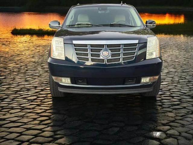 used 2007 Cadillac Escalade car, priced at $9,988