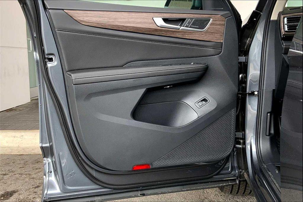 new 2025 Volkswagen Atlas car, priced at $53,761