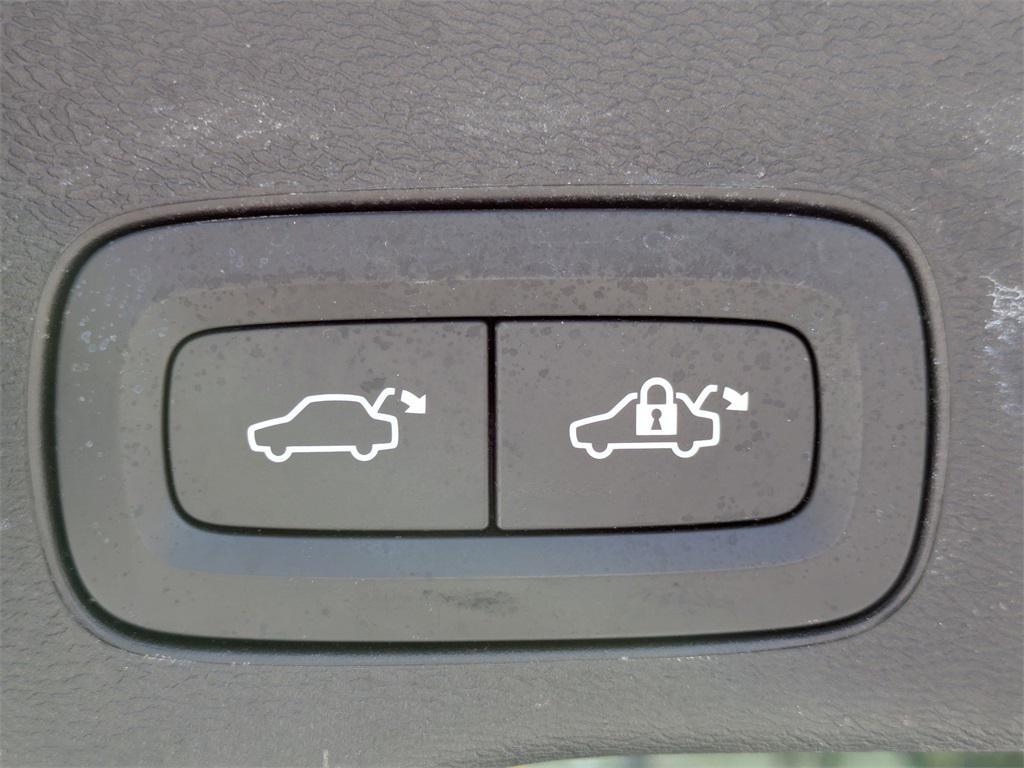 used 2022 Volvo XC60 car, priced at $18,987