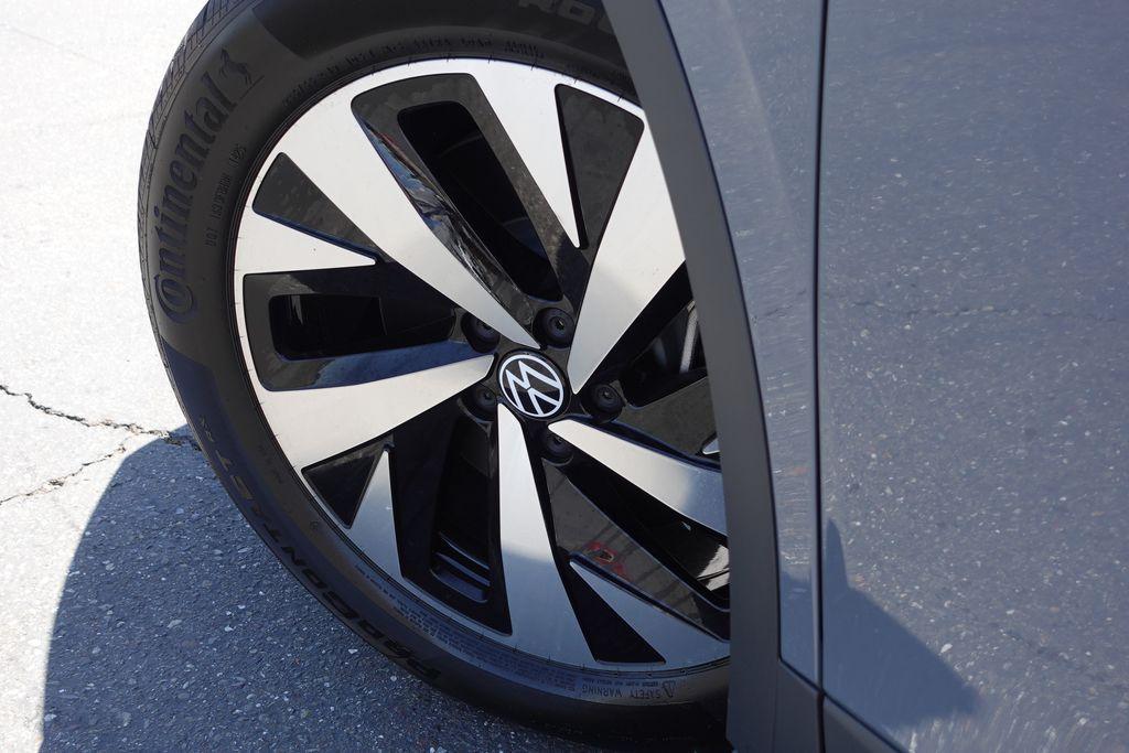 new 2025 Volkswagen ID.4 car, priced at $35,217