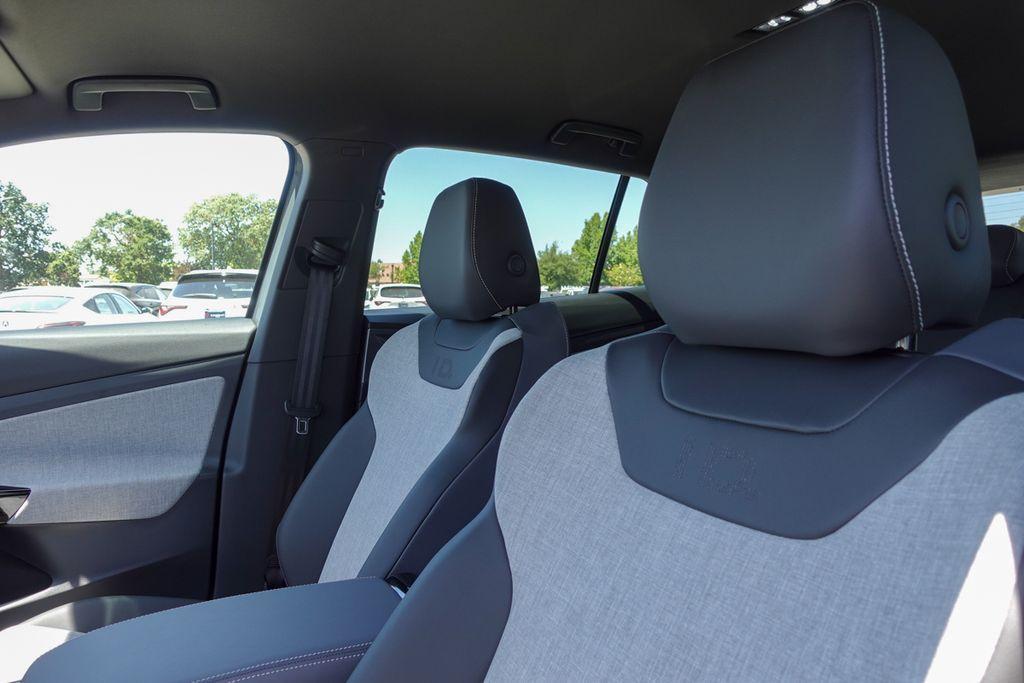 new 2025 Volkswagen ID.4 car, priced at $39,910