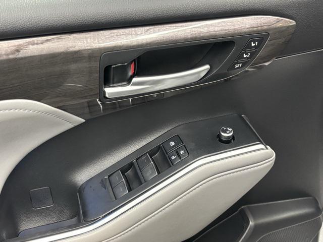 used 2021 Toyota Highlander Hybrid car, priced at $38,995