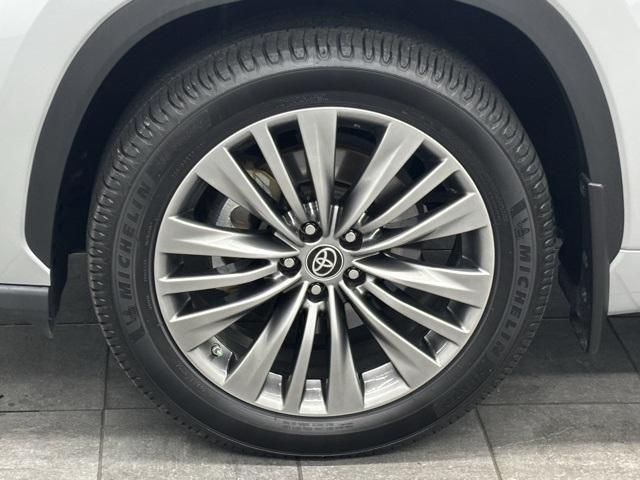 used 2021 Toyota Highlander Hybrid car, priced at $38,995