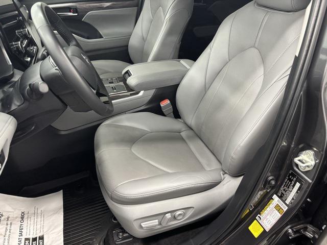 used 2024 Toyota Highlander car, priced at $39,995