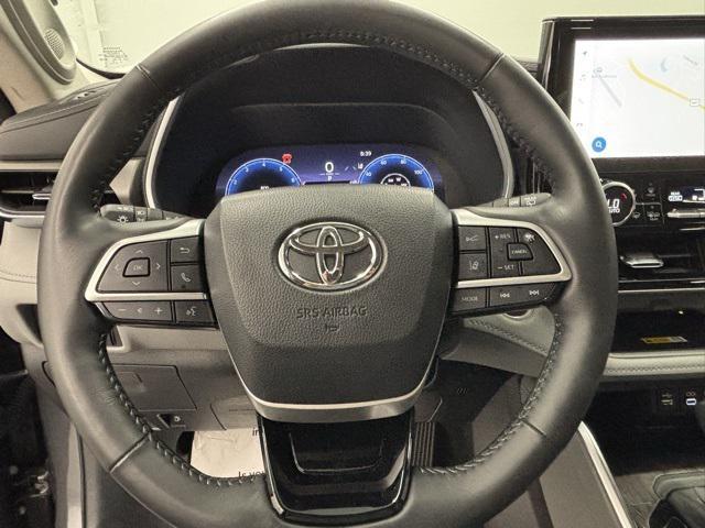 used 2024 Toyota Highlander car, priced at $39,995