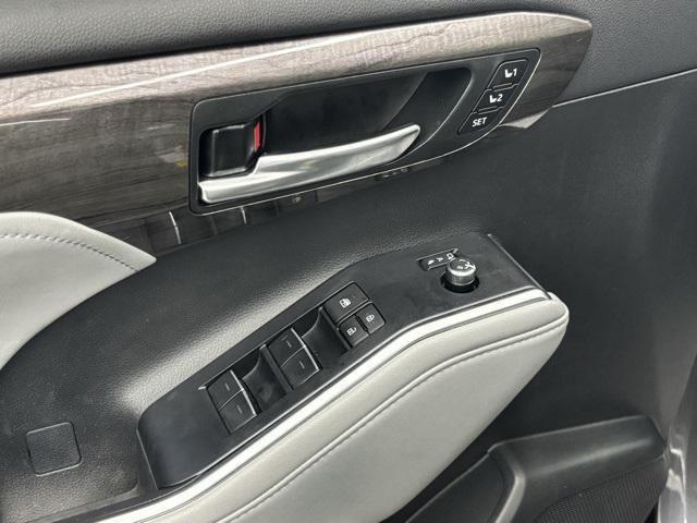 used 2024 Toyota Highlander car, priced at $39,995