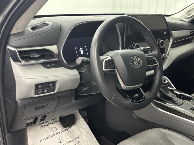 used 2024 Toyota Highlander car, priced at $39,995