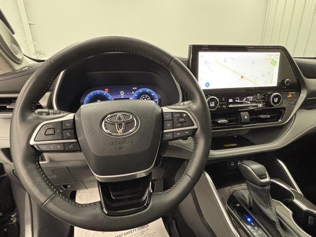 used 2024 Toyota Highlander car, priced at $39,995