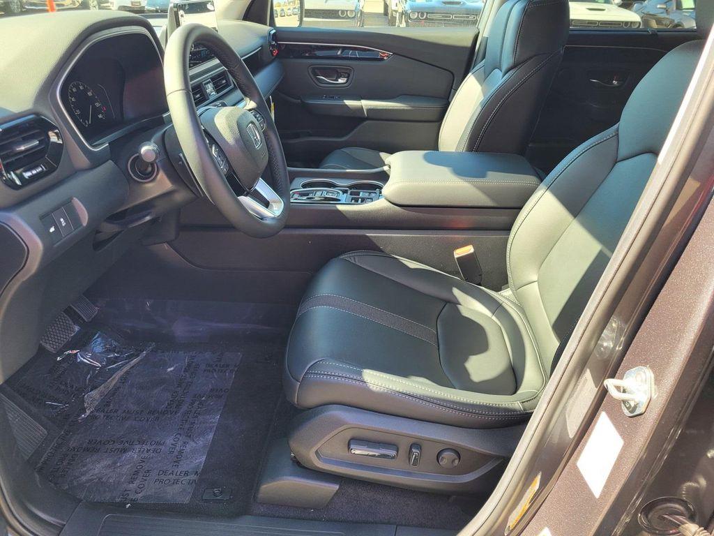 new 2025 Honda Pilot car, priced at $52,415