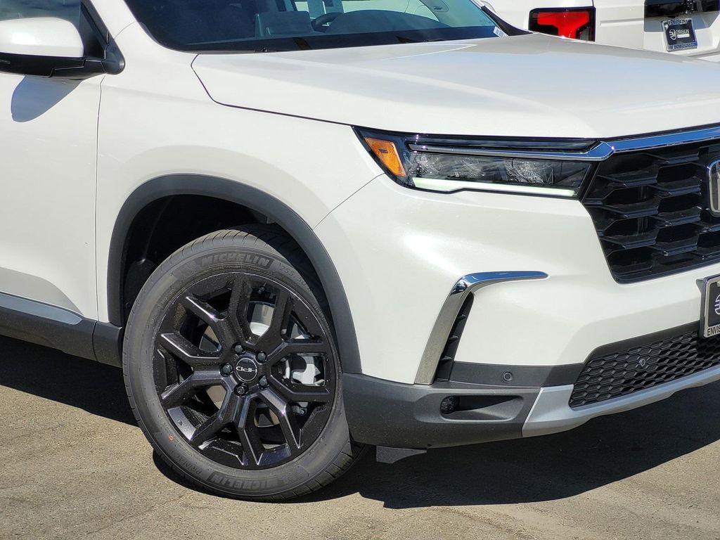 new 2025 Honda Pilot car, priced at $52,080