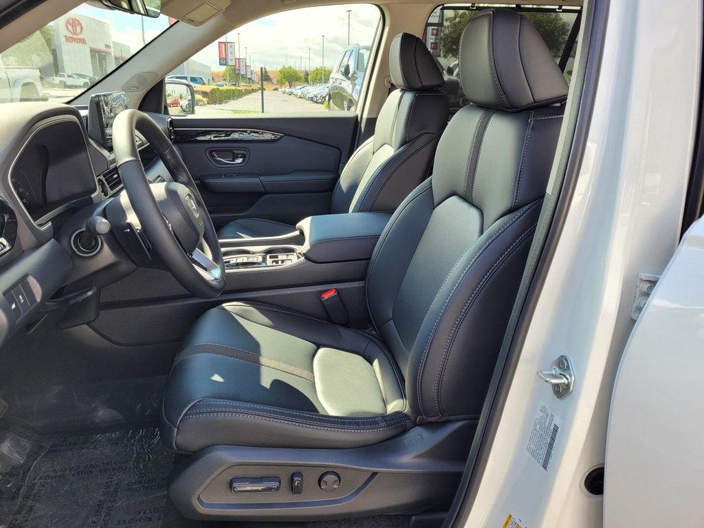 new 2025 Honda Pilot car, priced at $52,080
